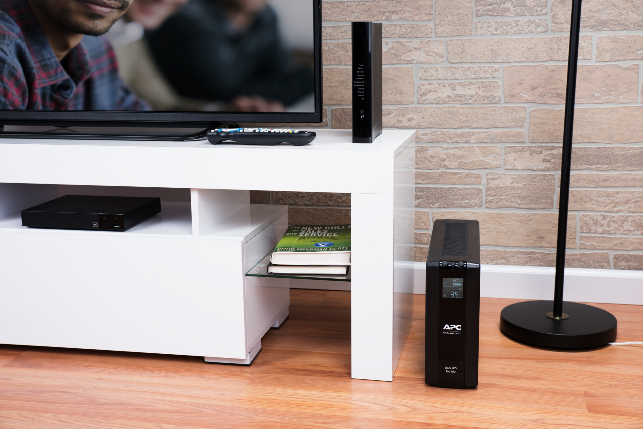 APC Back-UPS Pro BR900MI - UPS - AC 230 V - 540 Watt - 900 VA - USB - conectores de saída: 6 - preto - Image 5