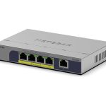 NETGEAR GS105P - Interruptor - sem gestão - 1 x 10/100/1000 + 4 x 10/100/1000 (PoE+) - desktop, montável na parede -…